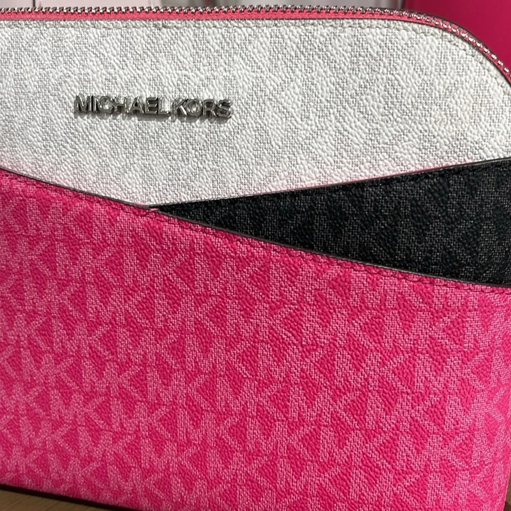 Michael Kors Jet Set Travel Md Sgntr Logo Color Block Dome Crossbody
DRAGONFRUIT - Picture 12 of 16